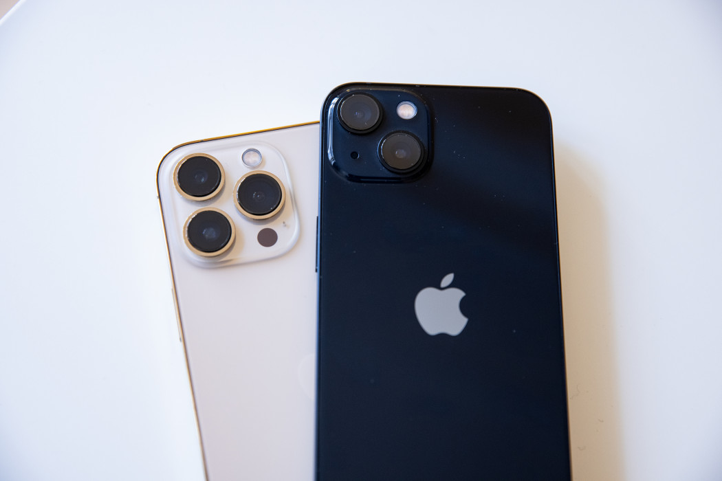 Az iPhone 13 Pro Max és az iPhone 13 kamerái – Fotó: Ajpek Orsi / Telex