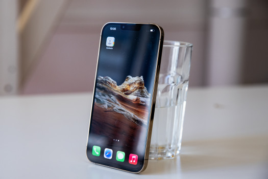 iPhone 13 Pro Max – nem kicsi – Fotó: Ajpek Orsi / Telex