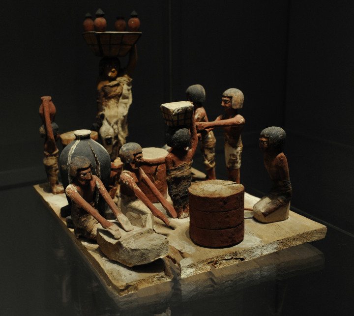 I.e. 2100 körül készült Sörfőző nőkről készült egyiptomi szobor egy múzeumban – Fotó: Prisma / Universal Images Group / Getty Images