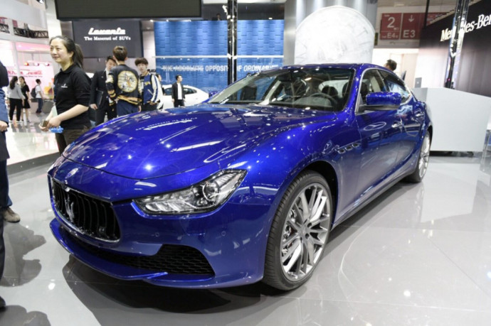 Kénytelen áron alul megszabadulni Pápua Új-Guinea a menőzésből vett luxusautóitól