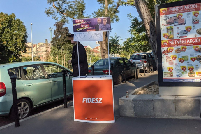 Egy Fidesz-aktivista az év barkácsmegoldását alkalmazta egy Stop Gyurcsány-os standnál