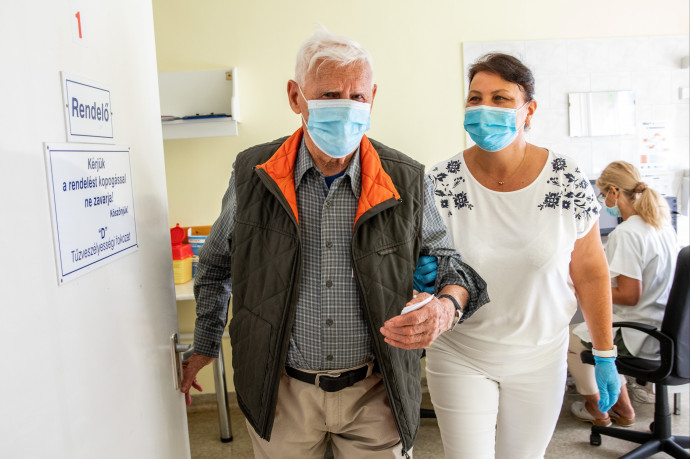 Akár háromezer dolgozó is kieshet az egészségügyből, mert nem oltatta be magát