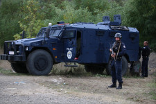 Hazamehetnek a szerb páncélosok a koszovói határról, vége a rendszámvitának
