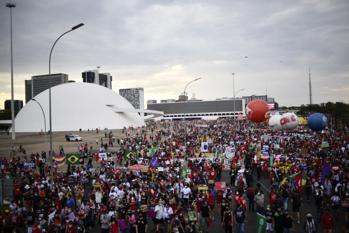 Jair Bolsonaro ellen tüntető tömeg Brazilvárosban – Fotó: Mateus Bonomi / Anadolu Agency / AFP