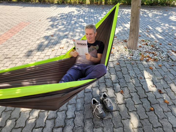 Tenczer Gábor a verseny után a szakirodalomból tájékozódik róla, hogyan kellett volna futnunk. – Fotó: Iván András / Telex