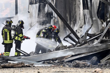 Egy kisrepülő zuhant egy épületre Milánóban, nyolc ember meghalt