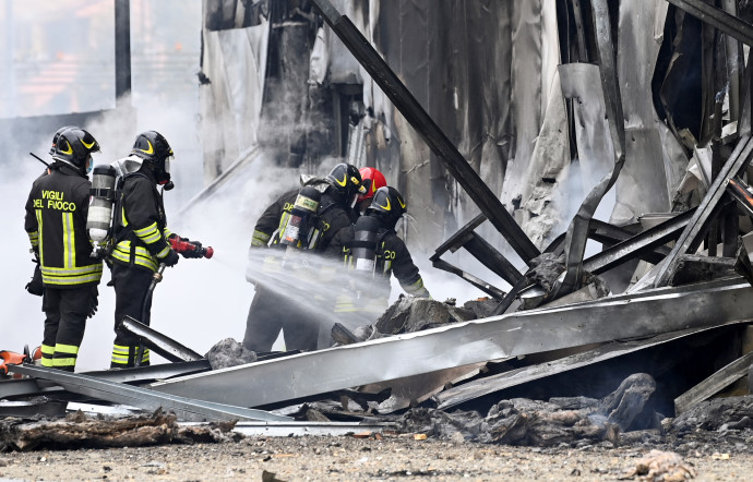 Tűzoltók dolgoznak a repülőgép-katasztrófa helyszínén – Fotó: Flavio Lo Scalzo / Reuters