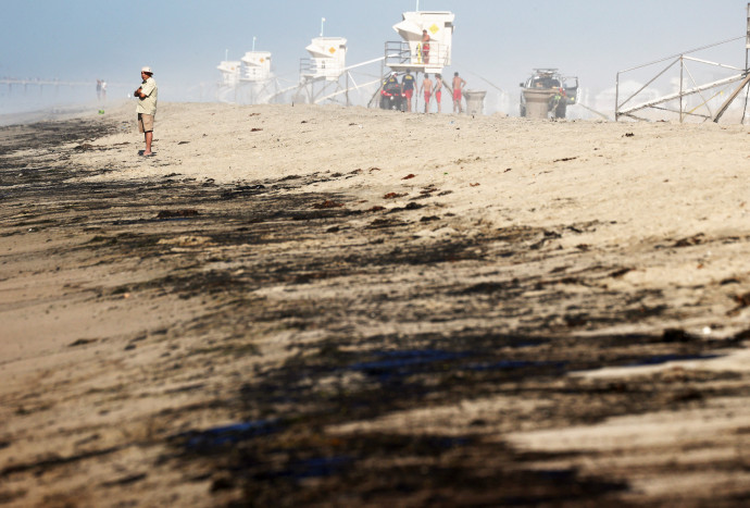 Olajos homok Huntington Beachen Dél-Kaliforniában 2021. október 3-án – Fotó: Mario Tama / Getty Images North America via AFP