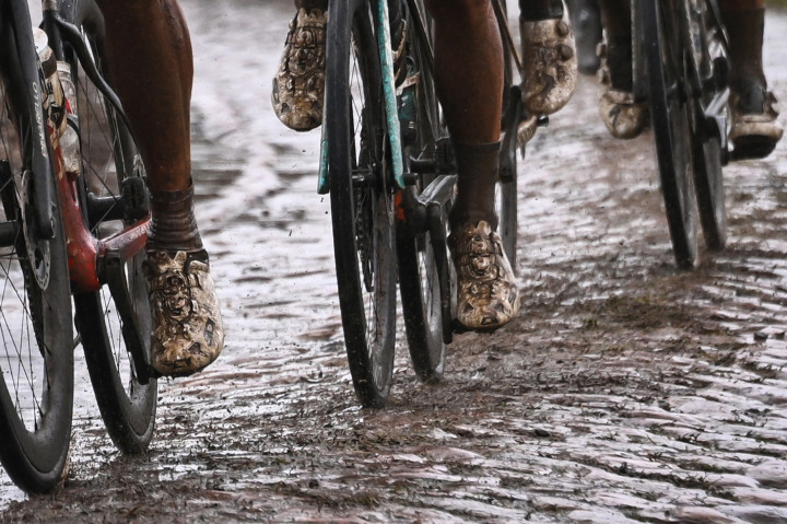 Versenyzők a Compiegne és Roubaix, közti szakaszon – Fotó: Anne-Christine POUJOULAT / AFP