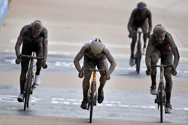 Az olasz Sonny Colbrelli győzelme a belga Florian Vermeersch és a holland Mathieu van der Poel előtt a Paris–Roubaix férfi futamán – Fotó: ERIC LALMAND / BELGA MAG / AFP