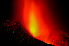Beszakadt a vulkán krátere, sűrűn ömlik a láva La Palmán