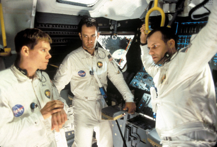 Kevin Bacon (b), Tom Hanks (k) és Bill Paxton (j) az Apollo 13 forgatása közben – Fotó: Archives du 7eme Art / Photo12 via AFP
