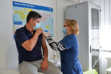 Az Európai Gyógyszerügynökség is ajánlja a harmadik oltást a Pfizer-vakcinából