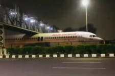 Híd alá szorult egy repülőgép törzse Indiában