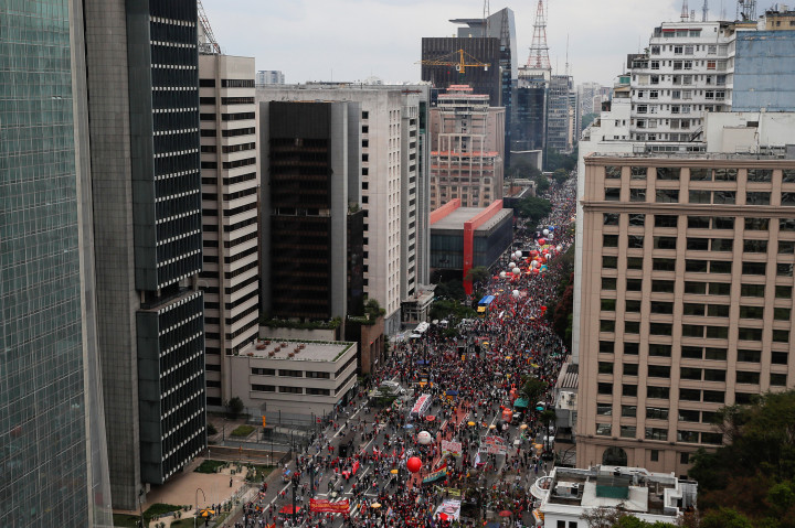 Többezer fős demonstráció São Paulóban október 2-án – Fotó: Amanda Perobelli / Reuters