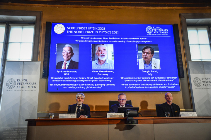 A Nobel-bizottság sajtótájékoztatója, ahol bejelentették a 2021-es fizikai Nobel-díj nyerteseit, amit felerészben megosztva Syukoro Manabe és Klaus Hasselman valamint Giorgio Parisi kapott – Fotó: Pontus Lundahl / TT NEWS AGENCY / AFP