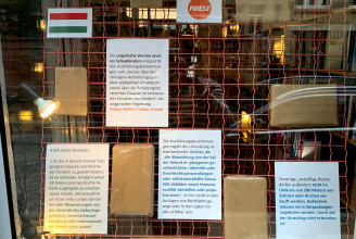 Kirakatban tiltakozik a magyar melegellenes törvény ellen egy német LMBT-könyvesbolt