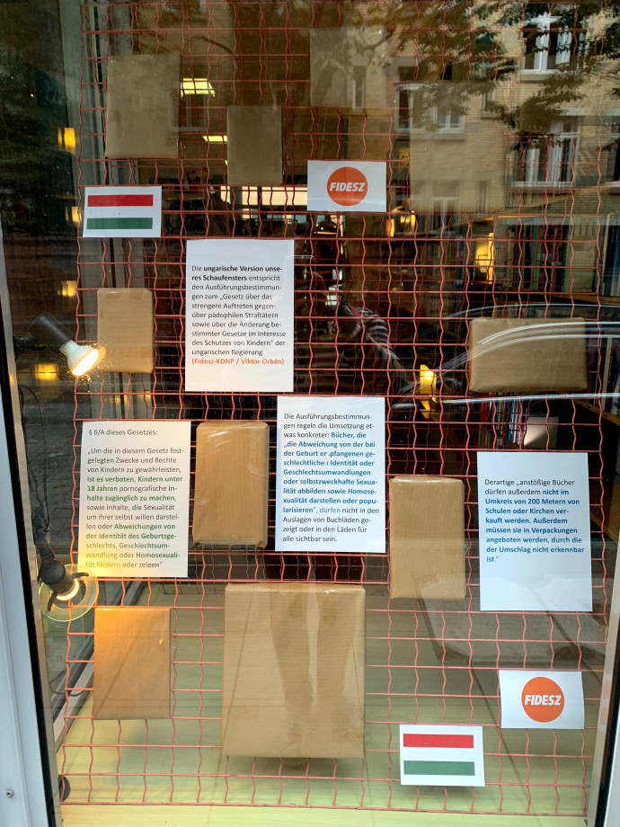 Az Erlkoenig könyvesbolt jobb oldali kirakata – Fotó: Stuttgarti olvasónk / Telex
