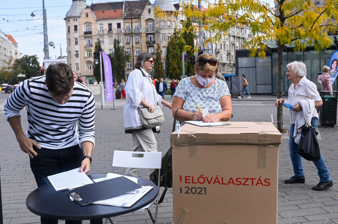 Szavazósátor a Móricz Zsigmond körtéren az ellenzéki előválasztás első fordulójában – Fotó: Bődey János / Telex