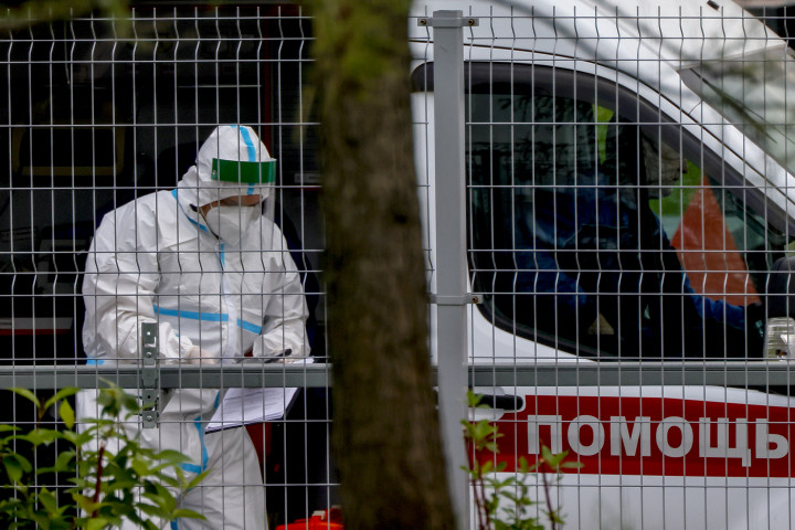 Mentős munka közben Moszkvában – Fotó: Sefa Karacan / AFP
