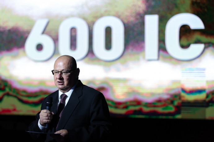Kossa György, az ITK elnök-vezérigazgatója Debrecenben a Mercedes-Benz REFORM 600 IC normálpadlós távolsági autóbusza szeptember 28-i átadásán.