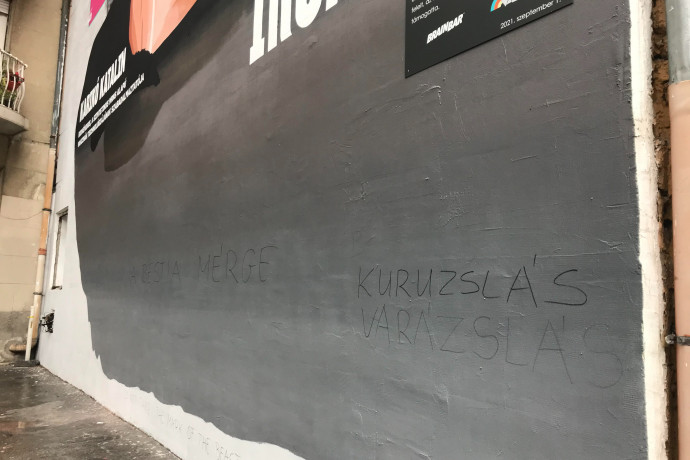 Oltásellenes szövegeket graffitiztek Karikó Katalin Krisztina körúti falfestményére