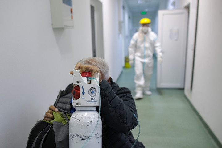 Egy bukaresti kórházban egy ember oxigénpalackkal várja a folyosón, hogy elhelyezzék a telített Covid-osztályon 2021. október 3-án – Fotó: Inquam Photos / Octav Ganea / Reuters