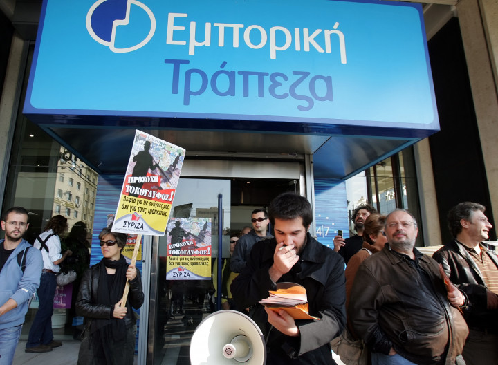Tüntetés egy athéni bank előtt a gazdasági megszorító csomag miatt 2008 november 13-án – Fotó: Louisa Gauliamaki / AFP