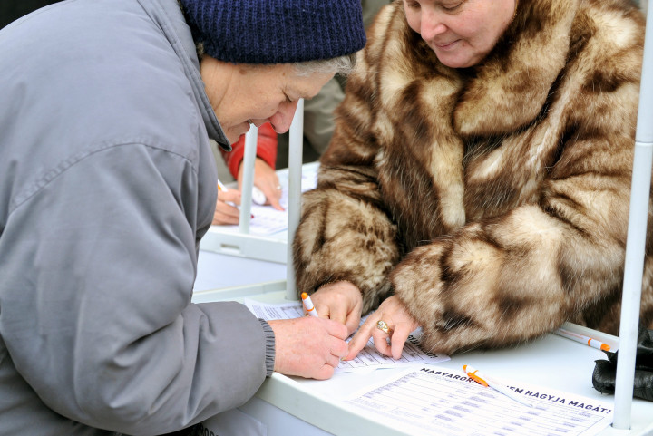 A Fidesz aktivistái aláírásokat gyűjtenek a rezsicsökkentés támogatásához a főváros VI. kerületében, a Hunyadi téri vásárcsarnok előtt 2013. március 23-án – Fotó: Máthé Zoltán / MTI
