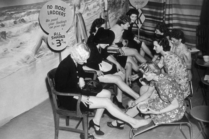 A második világháború alatt az amerikai nők kénytelenek voltak festett harisnyát hordani, mert a nejlon kellett a seregnek