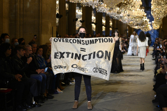 Túlfogyasztás = kihalás, hirdette az aktivista a Louis Vuitton divatbemutatóján