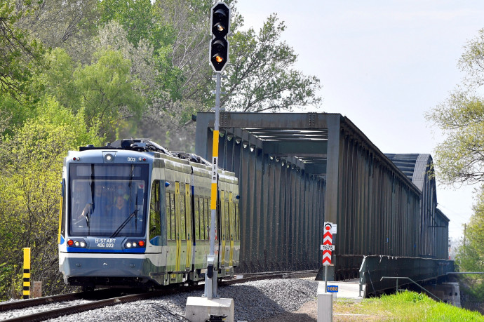 Heteken belül indulna a szegedi tram-train, de kiderült, hogy nem bírja a hálózat a terhelést