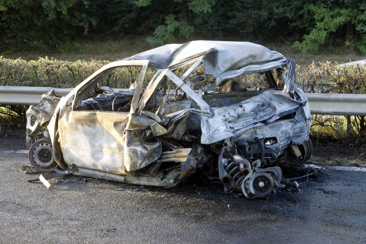 Az áldozatok kiégett autója – Fotó: Mihádák Zoltán / MTI