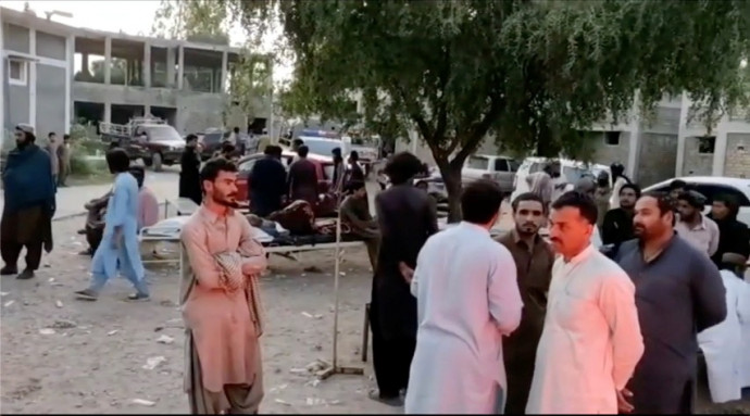 Az egyik beludzsisztáni város, Harnai kórházának udvarán gyülekező emberek – Fotó: képkivágás egy videóból, QuettaVoice.com / Social Media via Reuters