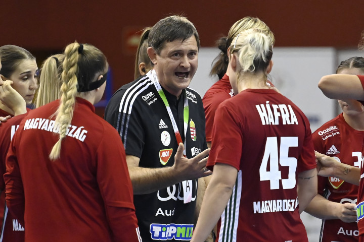Golovin Vlagyimir szövetségi kapitány magyaráz játékosainak – Fotó: Kovács Tamás/MTI