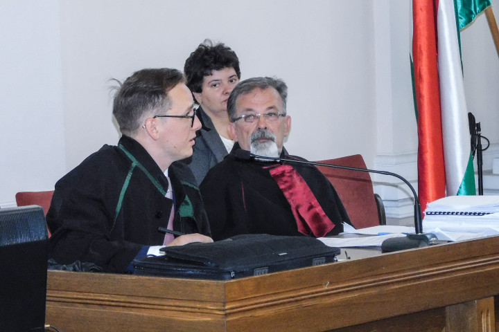 A sértetti képviselő (balra) és az ügyész, dr. Mészáros Zsolt azt mondta, nem lát újdonságot a szakvéleményben – Fotó: Laczó Balázs / Telex