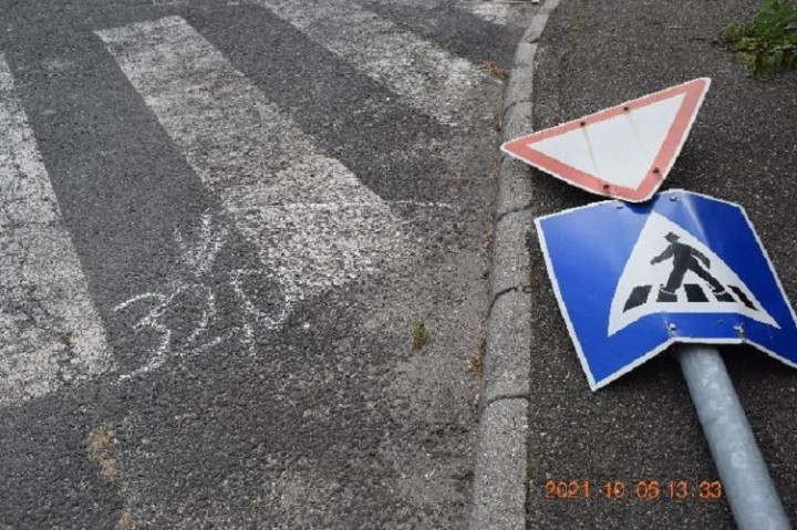 A földre vitt közlekedési tábla – Fotó: police.hu