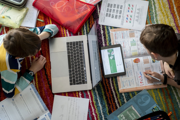 A koronavírus-járvány miatt online oktatásban részt vevő általános iskolás diákok – Fotó: Ujvári Sándor / MTI