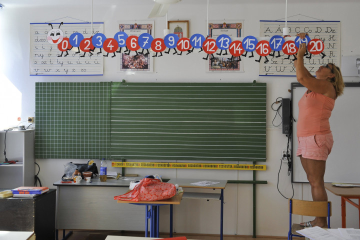 Osztálytermet dekorál egy pedagógus a tanévkezdés előtt – Fotó: Czeglédi Zsolt / MTI