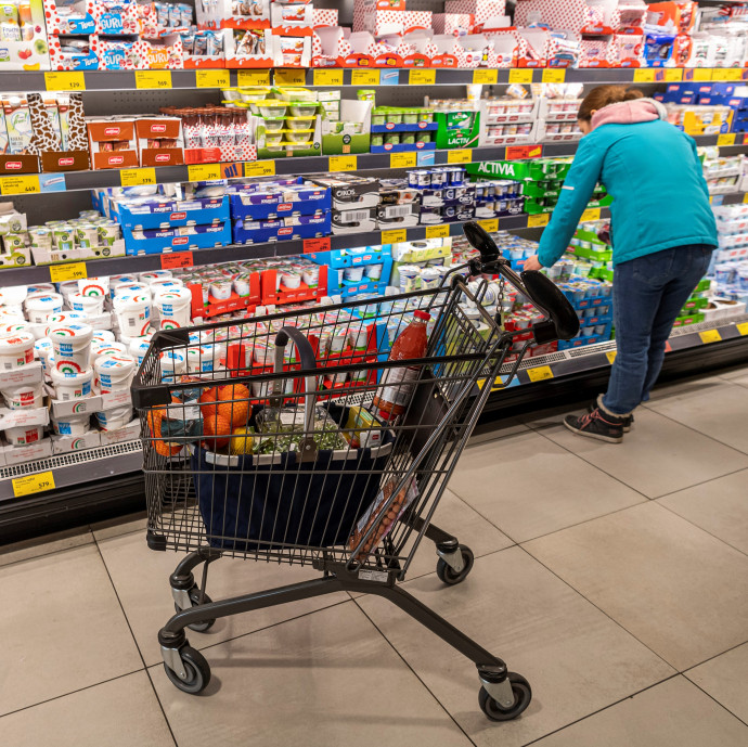 Több mint havi 1,2 millió forintra és egy 3-as BMW-re tette az Aldi a pályakezdő vezetőinek fizetését
