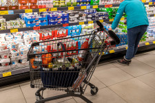 Több mint havi 1,2 millió forintra és egy 3-as BMW-re tette az Aldi a pályakezdő vezetőinek fizetését