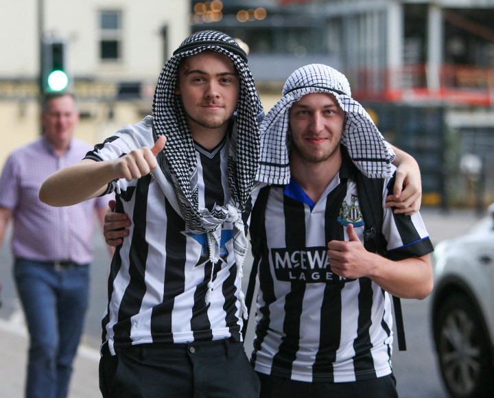 Newcastle-szurkolók szaúdi fejkendőben ünneplik a tulajdonosváltást – Fotó: Nurphoto via AFP
