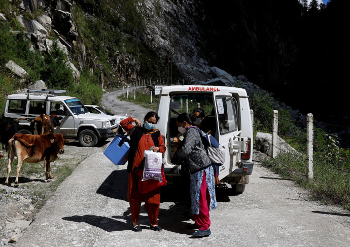 Az oltócsapat úton Malanába, a Kullu-völgyben – Fotók: Adnan Abidi / Reuters