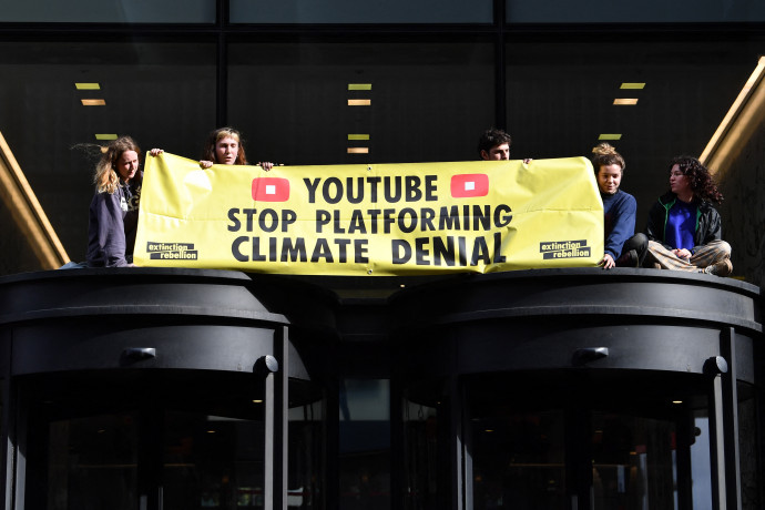 Klímaaktivisták akciója a Youtube londoni irodája előtt 2019. október 16-án – Fotó: PAUL ELLIS / AFP