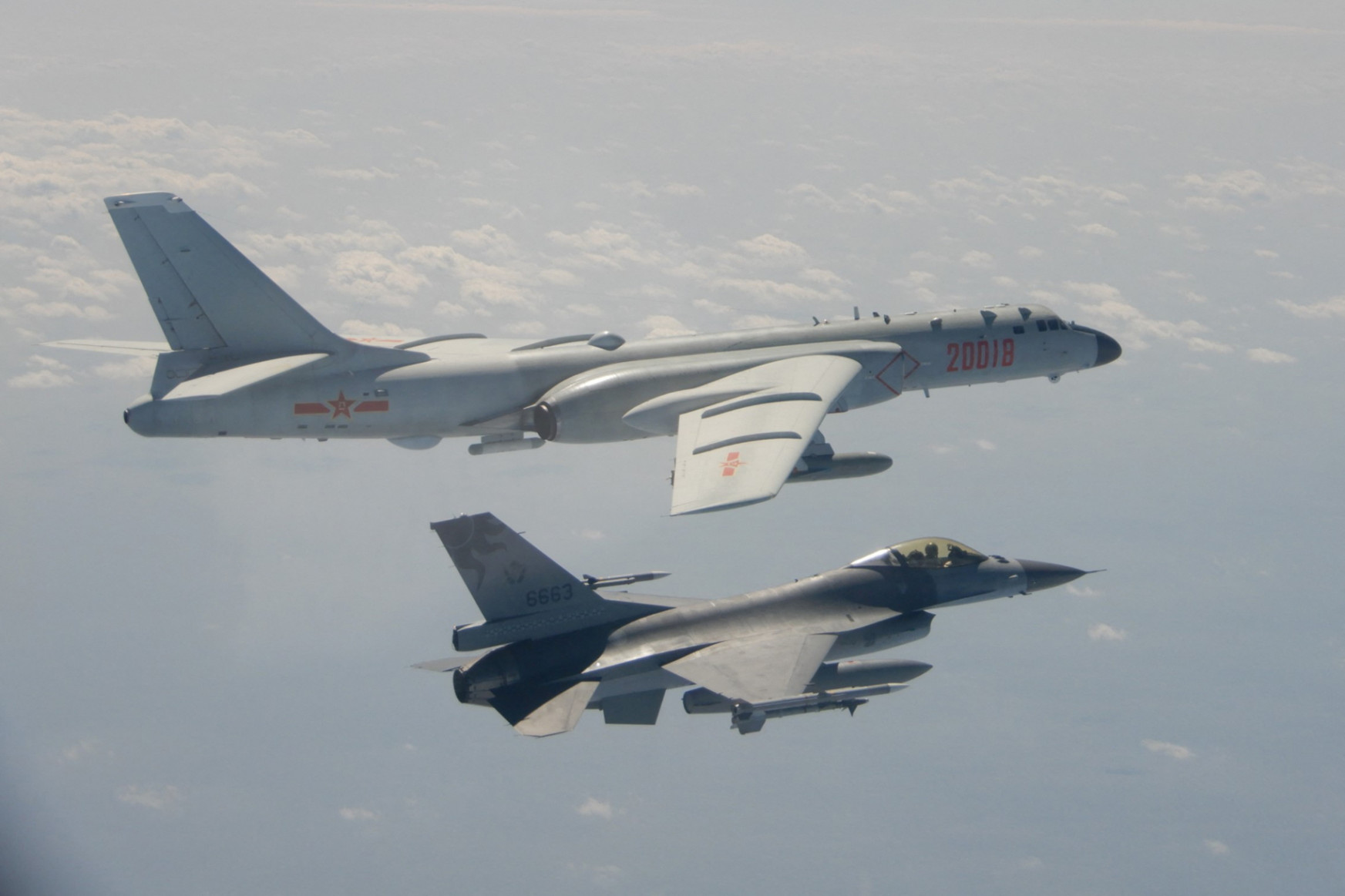 Kínai vadászgépek és bombázók miatt forr a levegő Tajvan körül