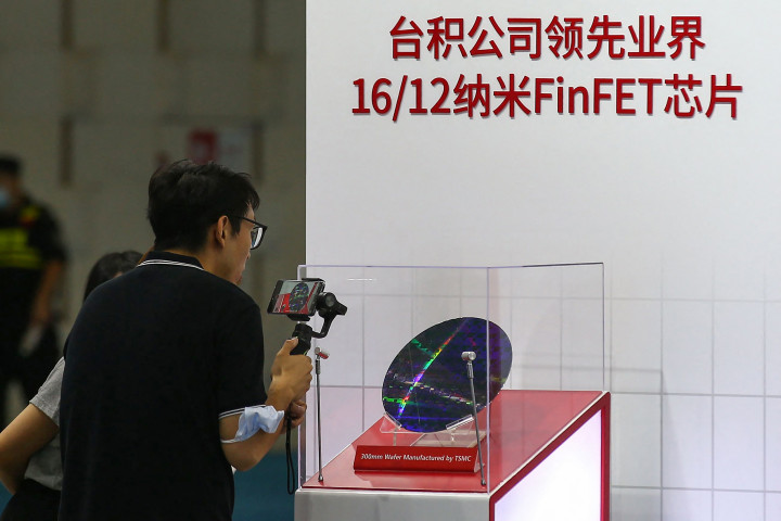 Félvezető lapka Tajvan legnagyobb csipgyártójának pavilonjában egy technológiai konferencián Kínában 2020 augusztusában – Fotó: STR / AFP