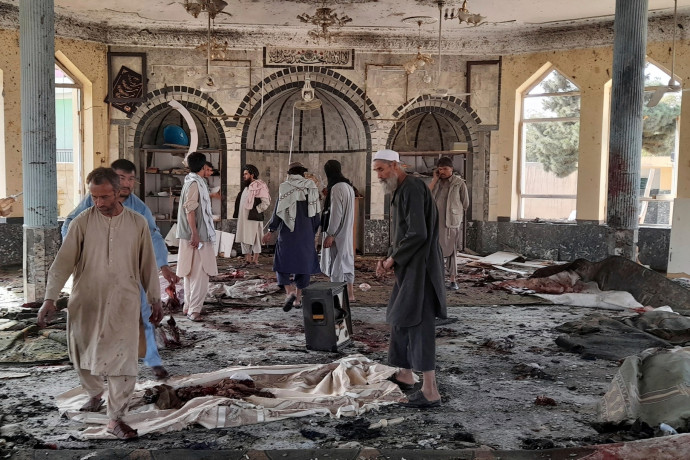 Öngyilkos merénylő robbantott egy afgán mecsetben, 46 halott, 143 sérült