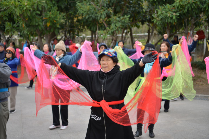 Egy idős nőkből álló tánccsoport – Fotó: He De Xu/Imaginechina/AFP