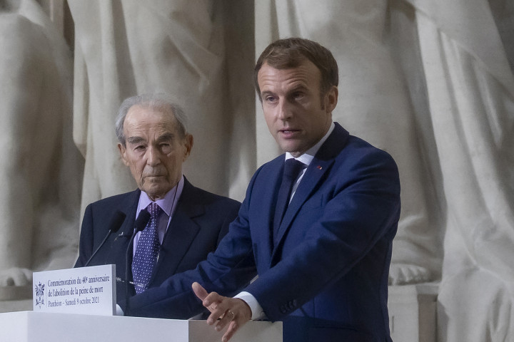 Emmanuel Macron és az 1981-ben igazságügyi miniszterként a halálbüntetés eltörlését keresztülvivő Robert Badinter a szombati megemlékezésen. Fotó: Ian Langsdon / POOL / AFP