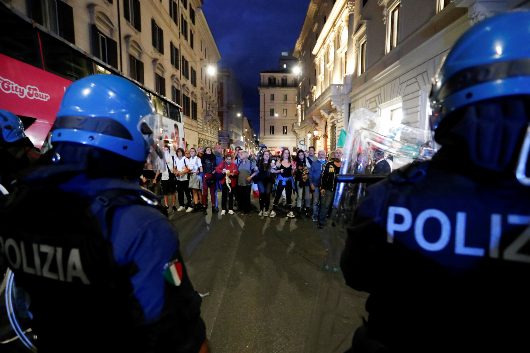 Rendőrökre támadtak a Green Pass-ellenes tüntetők Rómában